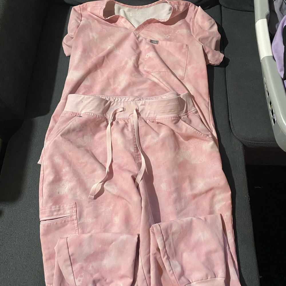 FIGS pink marble/ tie dye scrub set XL